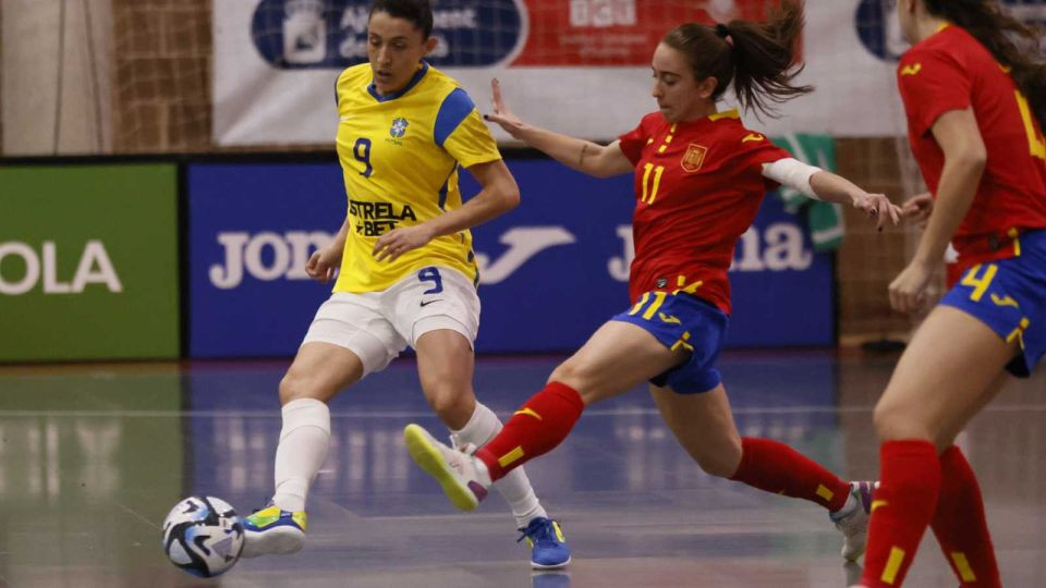 Irene Samper persigue a una jugadora de Brasil en un partido con la selección española. Foto: RFEF