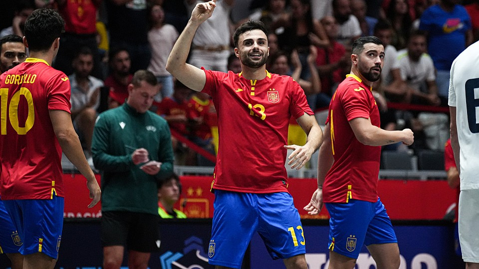 César celebra un gol de España junto a Gordillo y Chino. Foto: RFEF