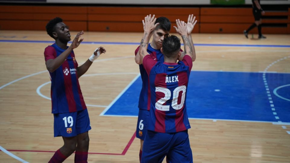 Álex Yepes celebra un gol con Antonio Pérez y el francés Touré