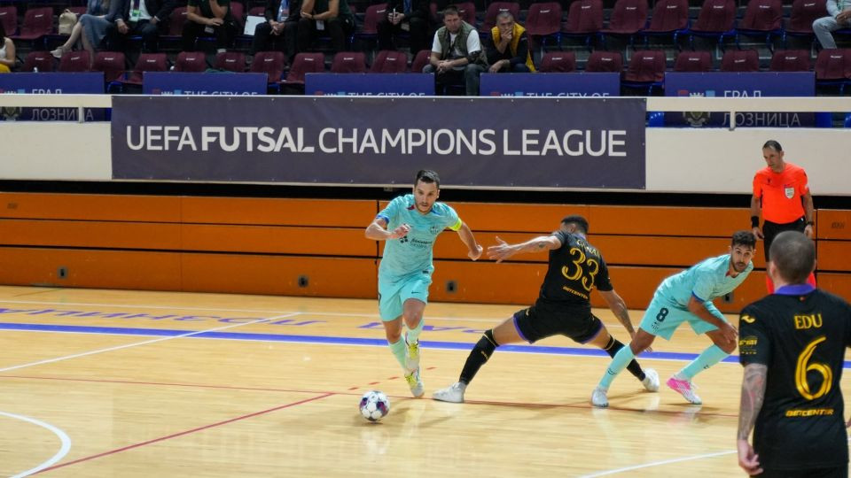 Dyego (Barça) se marcha de un rival del Anderlecht en un partido de la UEFA Futsal Champions League