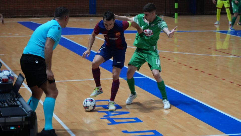 Dyego controla el balón ante un jugador del Loznica en un partido de la UEFA Futsal Champions League