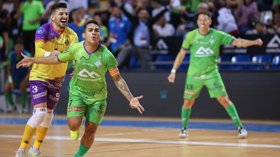 Cleber celebra un gol del Illes Balears Palma Futsal con Luan y Romulo en la UEFA Futsal Champions League