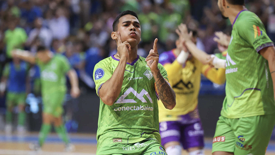 Cléber, del Islas Baleares Palma Futsal, celebra un gol