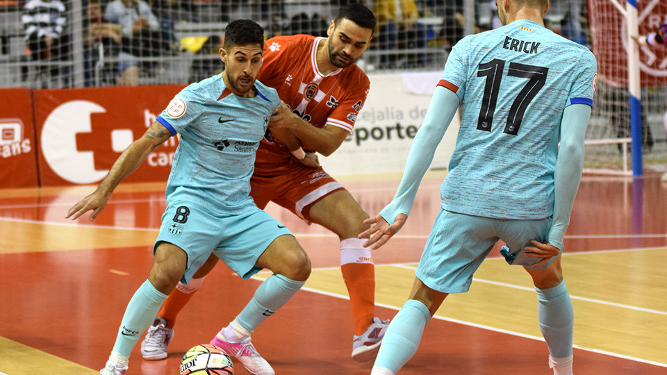 Adolfo, del Barça, protege el balón ante Tomaz, de Jimbee Cartagena