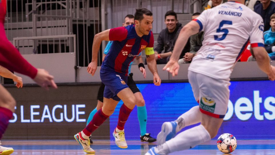 Dyego (Barça) encara a Venancio (Città di Eboli) en un partido de la UEFA Futsal Champions League