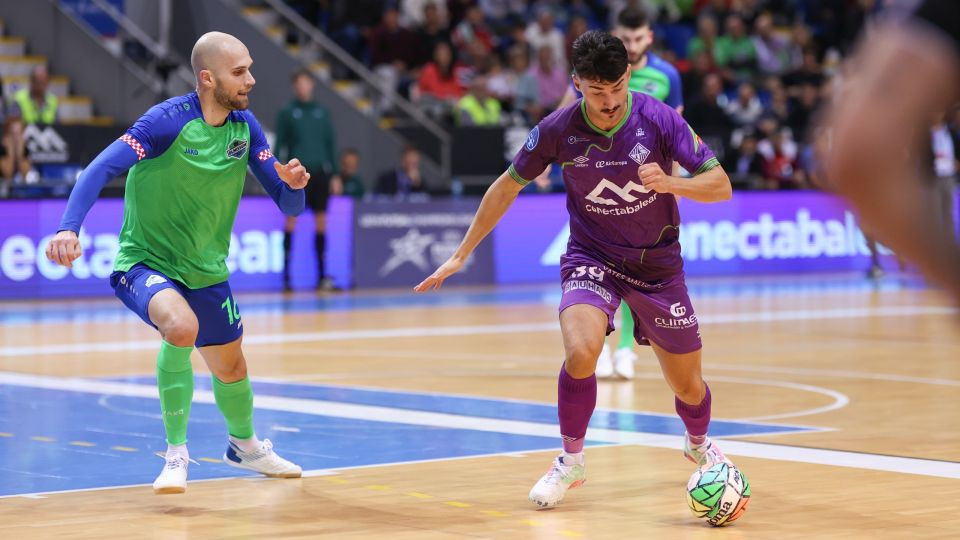Jesús Gordillo ( Illes Balears Palma Futsal) controla un balón ante un jugador del MNK Olmissum en la UEFA Futsal Champions League