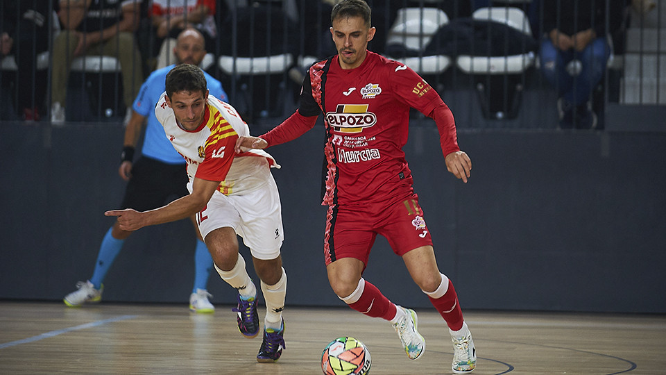 Marcel, de ElPozo Murcia Costa Cálida, conduce el balón ante Cardona, de Industrias Santa Coloma