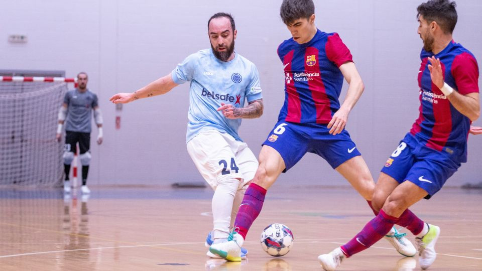 Ricardinho (Riga) controla un balón ante la defensa de Antonio y Adolfo en un partido de la UEFA Futsal Champions League.