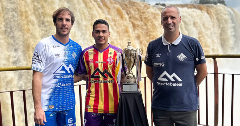 Carlos Barrón,  Cleber y el técnico Antonio Vadillo, en la presentación de la copa Intercontinental