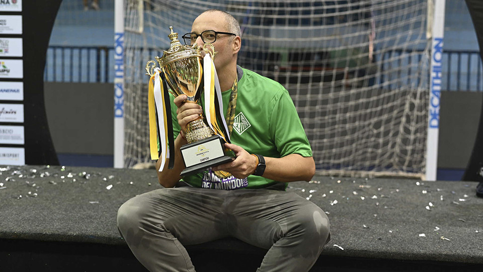 Antonio Vadillo, entrenador del Islas Baleares Palma Futsal, con la Copa Intercontinental