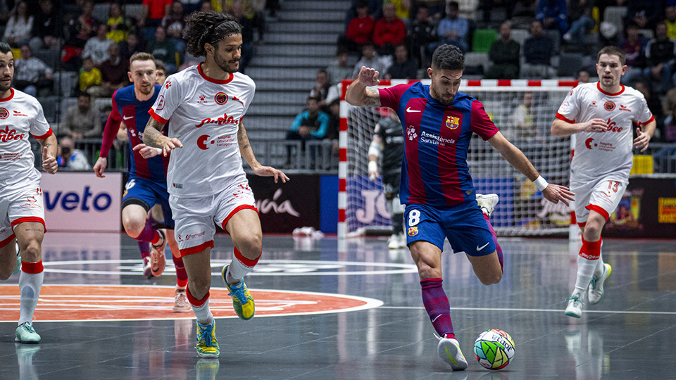 Adolfo, del Barça, golpea el balón frente a Lucao, del Jimbee Cartagena