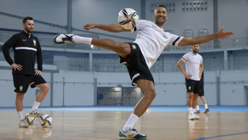 Pito remata un balón durante un entrenamiento con Brasil. CBFS