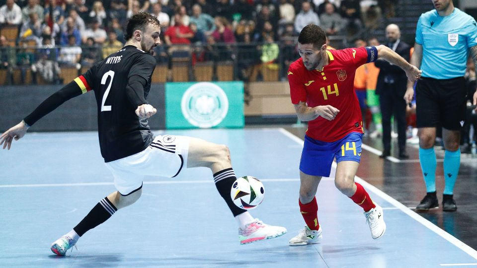 El capitán de la Selección española. Raúl Campos, se marcha del alemán Wittig. RFEF