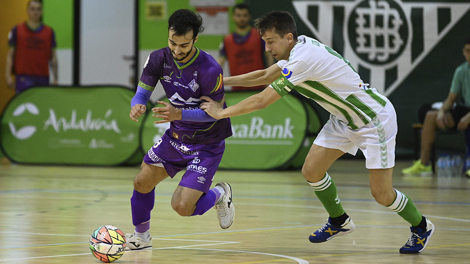 Moslem, del Mallorca Palma Futsal, conduce el balón ante Lin, del Real Betis Futsal