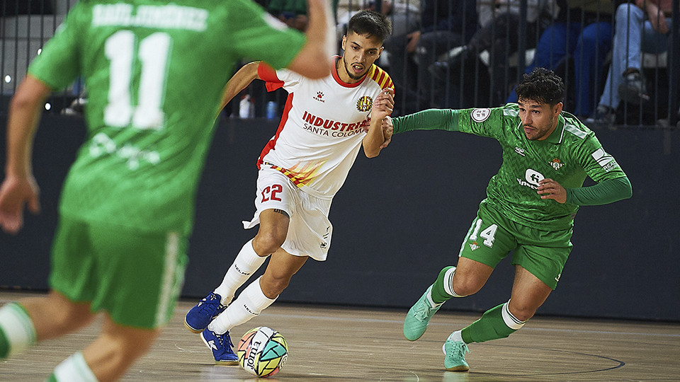Khalid, del Industrias Santa Coloma, conduce el balón ante Roger, del Real Betis Futsal
