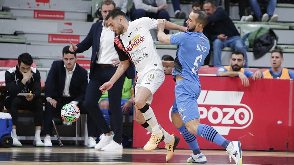 Taffy, de ElPozo Murcia Costa Cálida, y Boyis, de Viña Albali Valdepeñas, pugnan por el balón (Fotografía: Pascu Méndez)