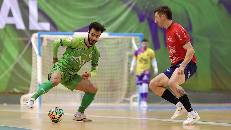 Moslem, del Mallorca Palma Futsal, conduce el balón ante Gerarthy, de Xota FS