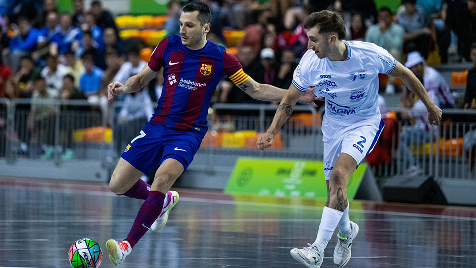 Dyego, del Barça, conduce el balón ante Andrés Gerarthy, del Xota FS
