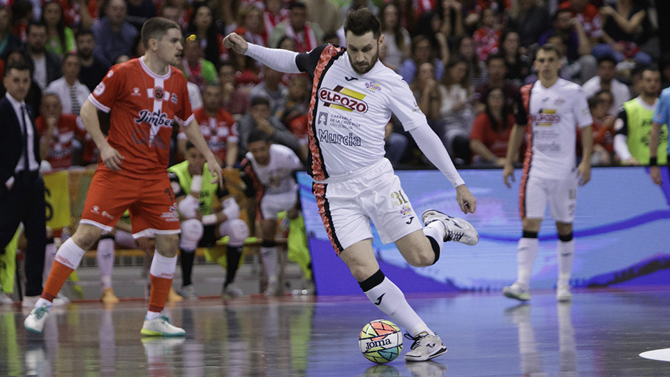 Gadeia, de ElPozo Murcia Costa Cálida, golpea el balón ante Mellado, del Jimbee Cartagena Costa Cálida (Fotografía: Pascu Méndez)