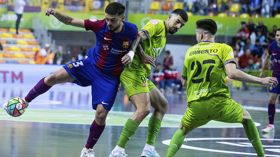 Matheus, del Barça, pugna por el balón con Bruno Gomes y Ernesto, del Mallorca Palma Futsal