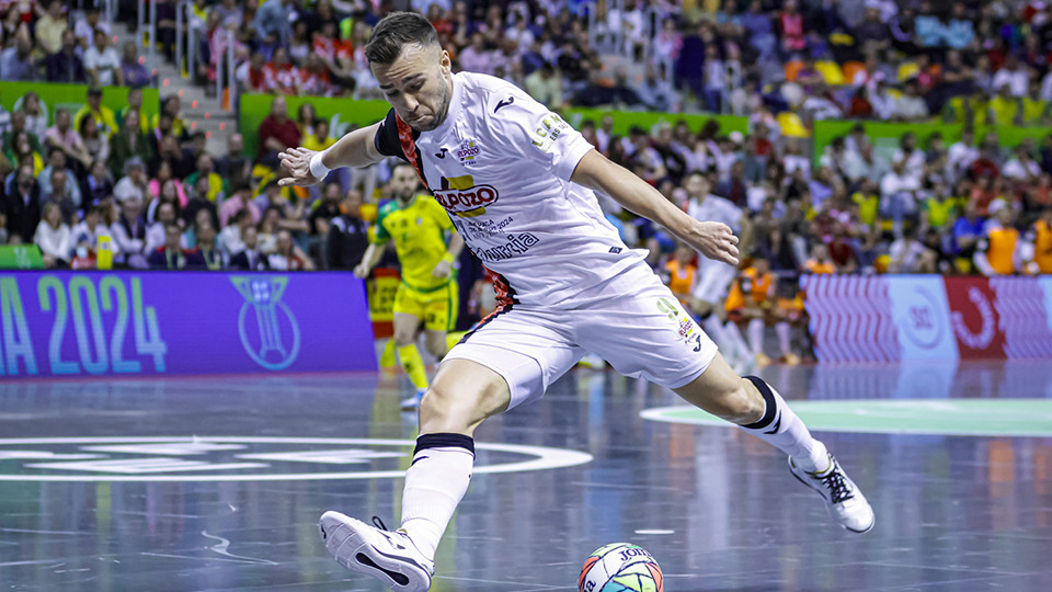 Rafa Santos, de ElPozo Murcia Costa Cálida, golpea el balón durante el partido (Fotografía: Abel Ros)
