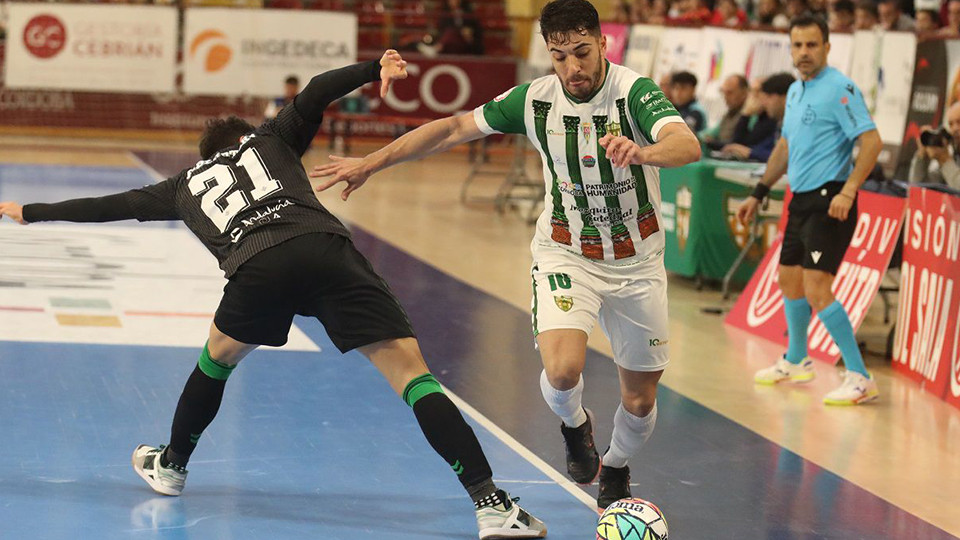 Lucas Perín, del Córdoba Patrimonio, conduce el balón ante Pablo Otero, del Real Betis Futsal
