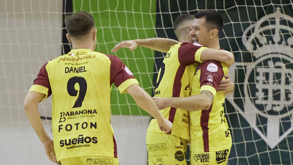 Los jugadores del Quesos El Hidalgo Manzanares celebran un gol