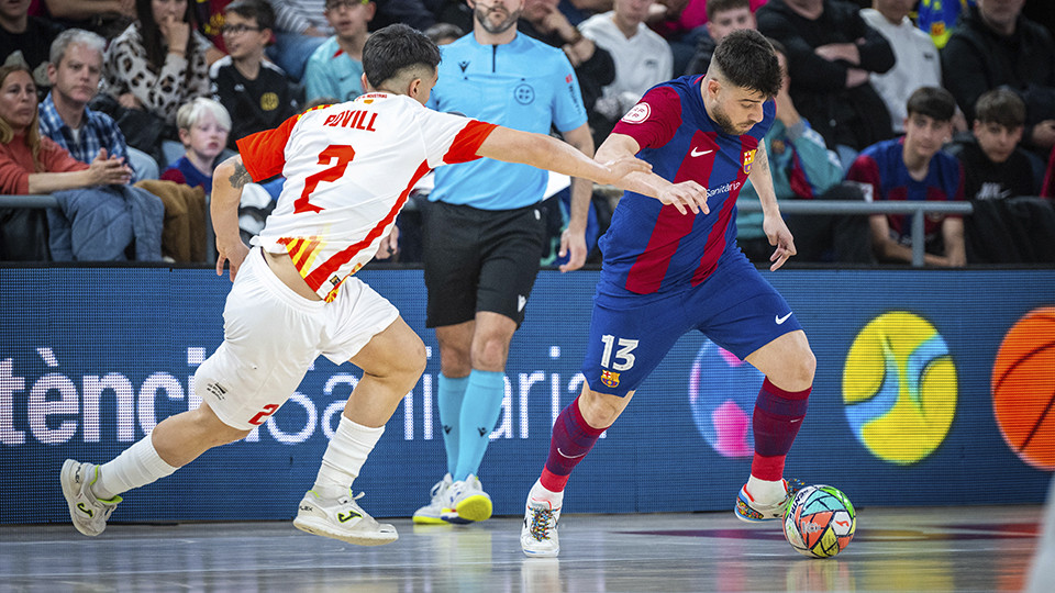 Catela, del Barça, conduce el balón ante Bernat Povill, del Industrias Santa Coloma