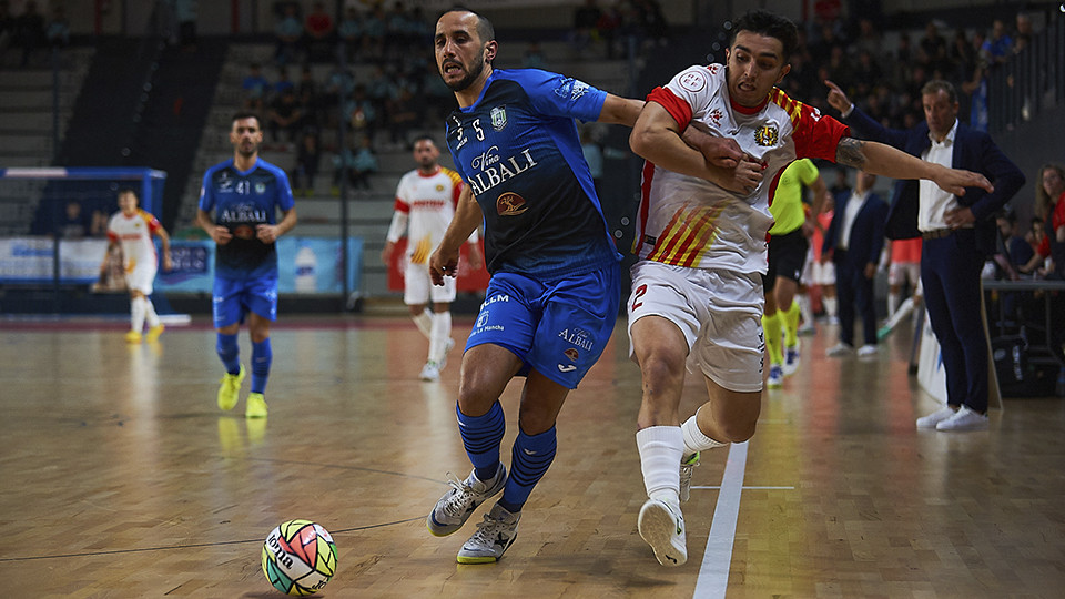 Boyis, del Viña Albali Valdepeñas, y Bernat Povill, del Industrias Santa Coloma, pugnan por el balón