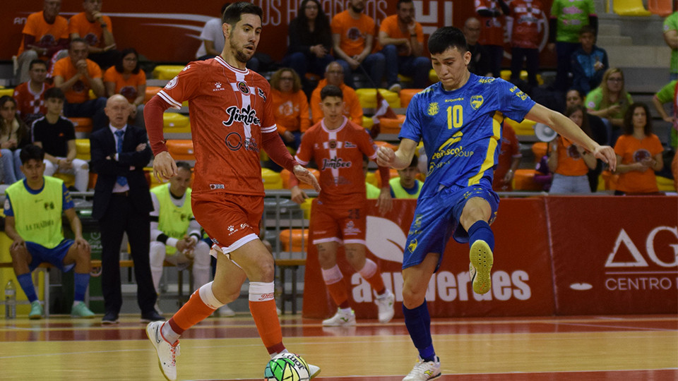 Bebe, del Jimbee Cartagena, y Luciano Gauna, del Peñíscola FS, pugnan por el balón