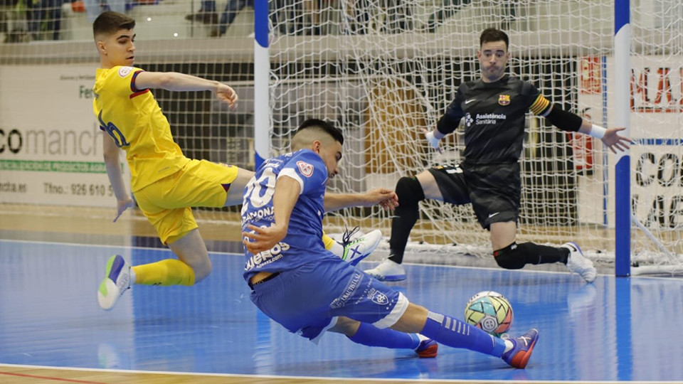 Cortés, del Quesos El Hidalgo Manzanares, golpea el balón ante Antonio Pérez y Dídac Plana, del Barça