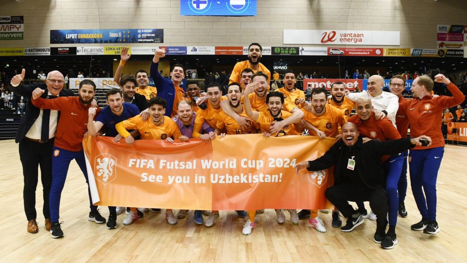 La selección de Países Bajos celebra su clasificación  para el Mundial de Uzbekistán.