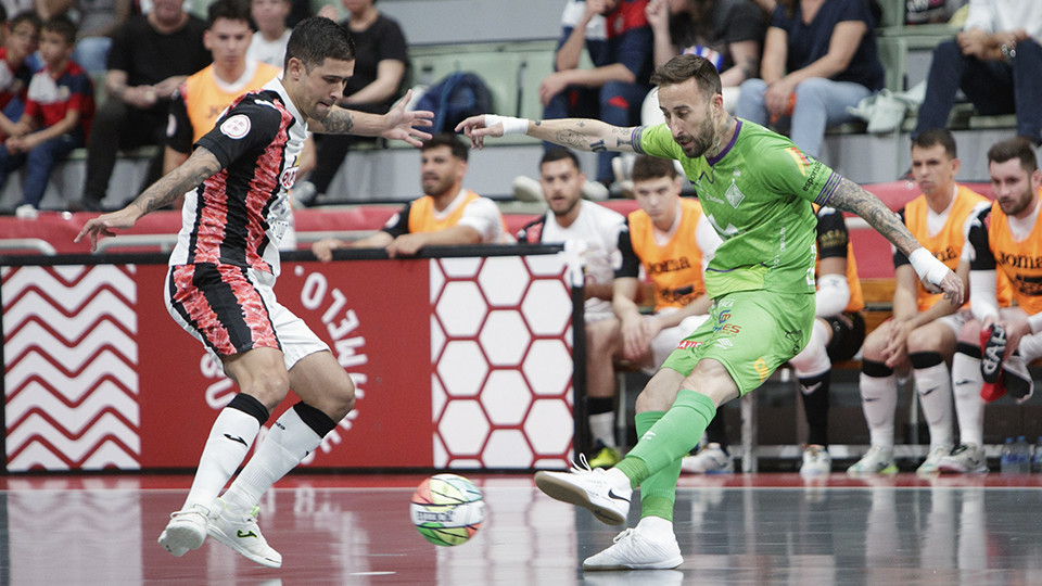 Felipe Valerio, de ElPozo Murcia Costa Cálida, y Rivillos, del Mallorca Palma Futsal, pugnan por el balón