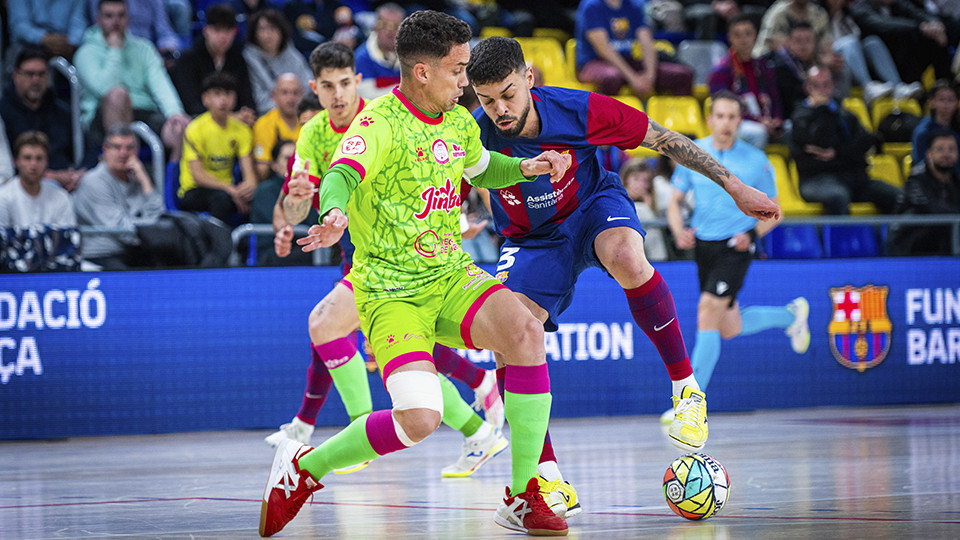 Jesús Izquierdo, del Jimbee Cartagena Costa Cálida, y Matheus, del Barça, pugnan por el balón