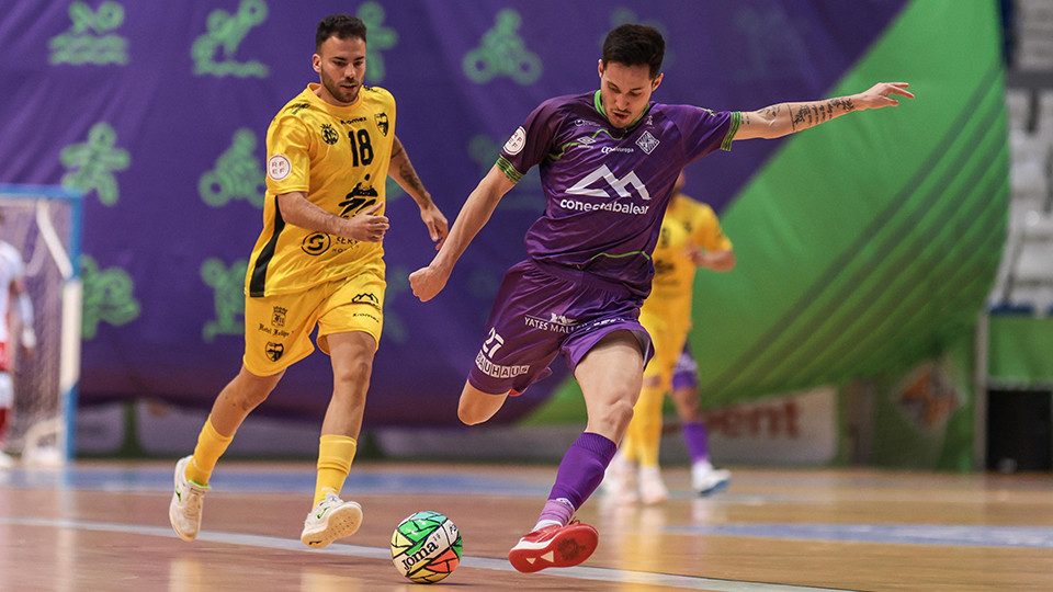 Ernesto, del Mallorca Palma Futsal, golpea el balón ante Elías, del Peñíscola FS