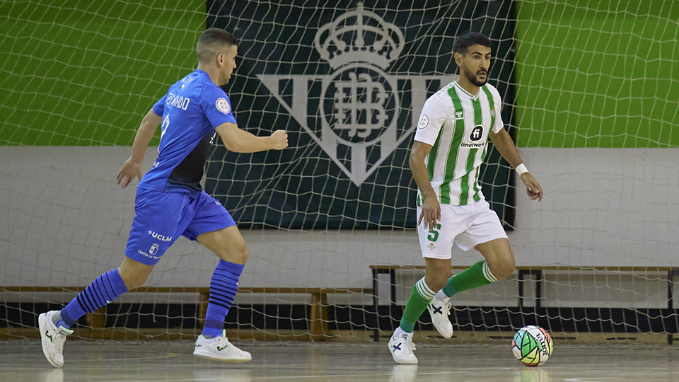Lemine, del Real Betis Futsal, conduce el balón ante Fernando, del Viña Albali Valdepeñas