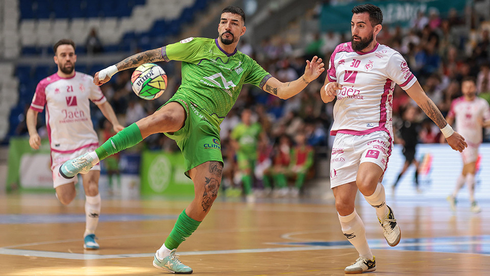 Bruno Gomes, de Mallorca Palma Futsal, controla el balón ante Taborda, de Jaén FS