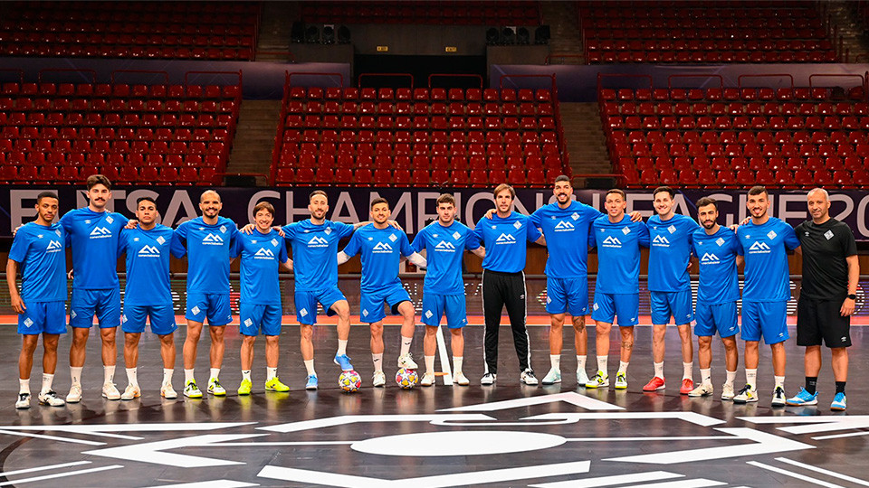 La plantilla del Illes Balears Palma Futsal posa en el Karen Dermichyan Arena de Eerevan