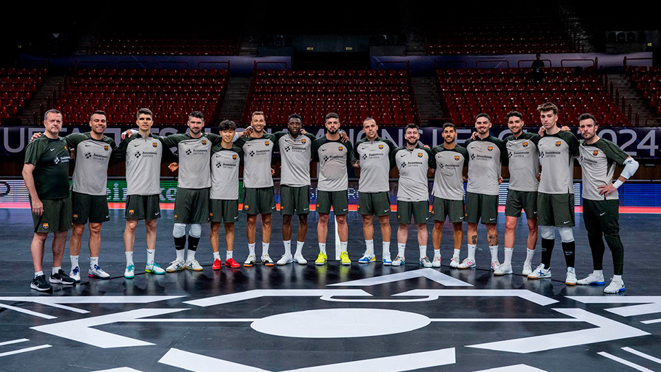 La plantilla del Illes Balears Palma Futsal posa en el Karen Dermichyan Arena de Eerevan