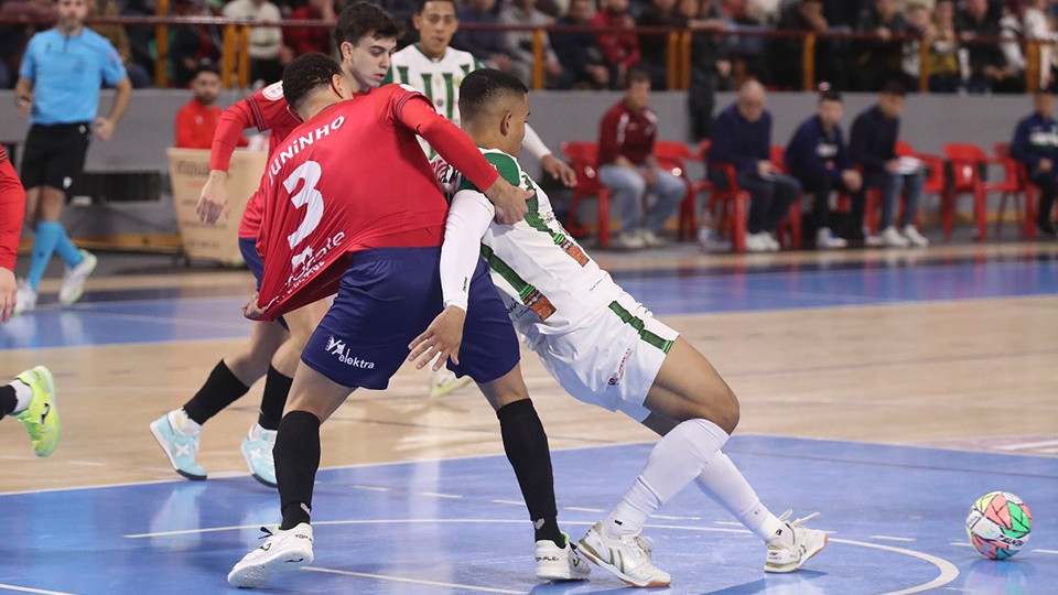 Juninho, del Xota FS, y Muhammad, del Córdoba Patrimonio, pugnan por el balón