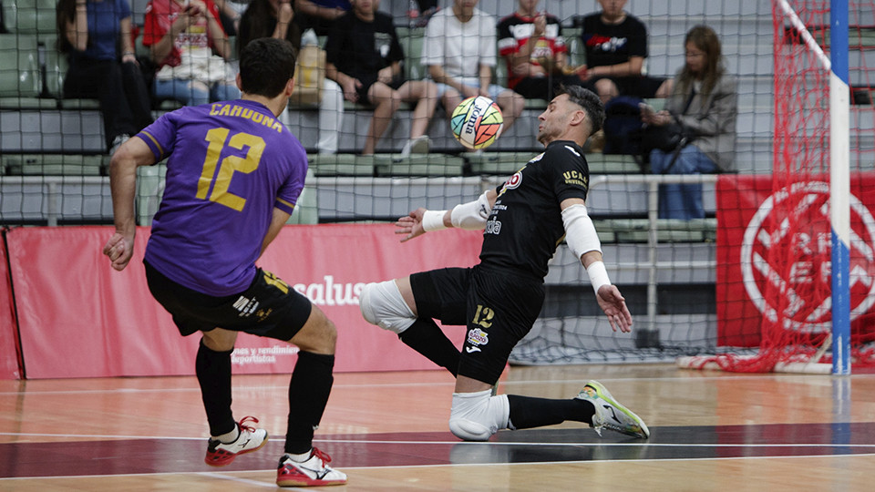 Cardona, de Industrias Santa Coloma, ejecuta un disparo ante Juanjo, de ElPozo Murcia Costa Cálida (Fotografía: Pascu Méndez)