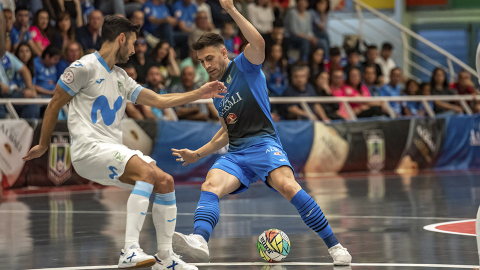 Pol Pacheco, del Viña Albali Valdepeñas, conduce el balón ante Rubi Lemos, de Inter FS (Fotografía: ACP-FSV)