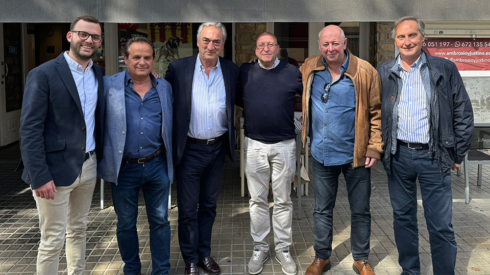 El presidente de la LNFS, Javier Lozano, con los dirigentes del Full Energía Zaragoza y el Wanapix Sala 10