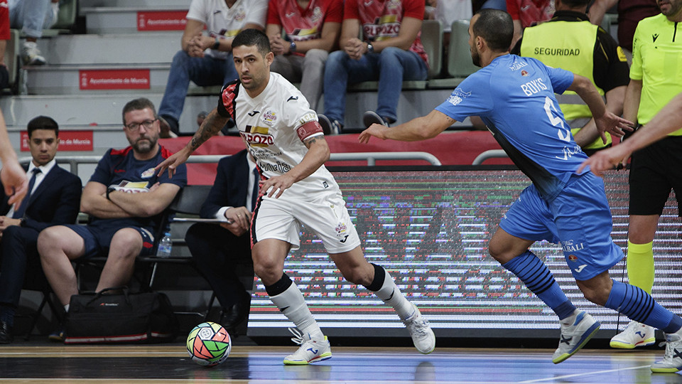Felipe Valerio, de ElPozo Murcia Costa Cálida, conduce el balón ante Boyis, del Viña Albali Valdepeñas (Fotografía: Pascu Méndez)
