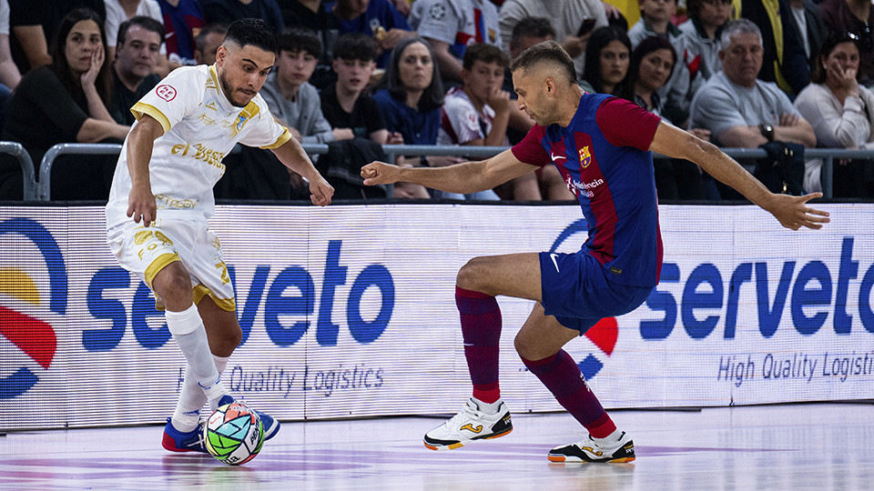 Cortés, del Quesos El Hidalgo Manzanares, conduce el balón ante Pito, del Barça