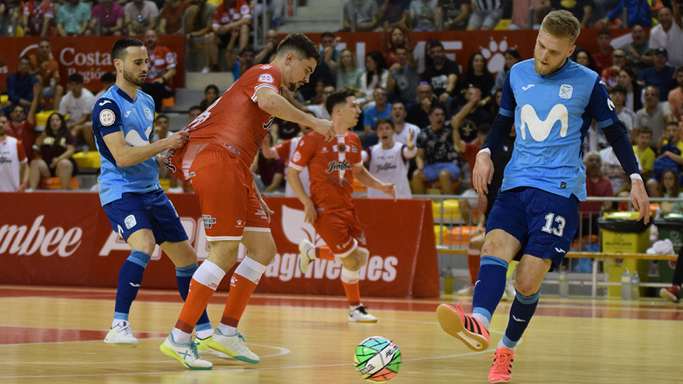 Korpela, de Inter FS, da un pase ante Mellado, del Jimbee Cartagena Costa Cálida