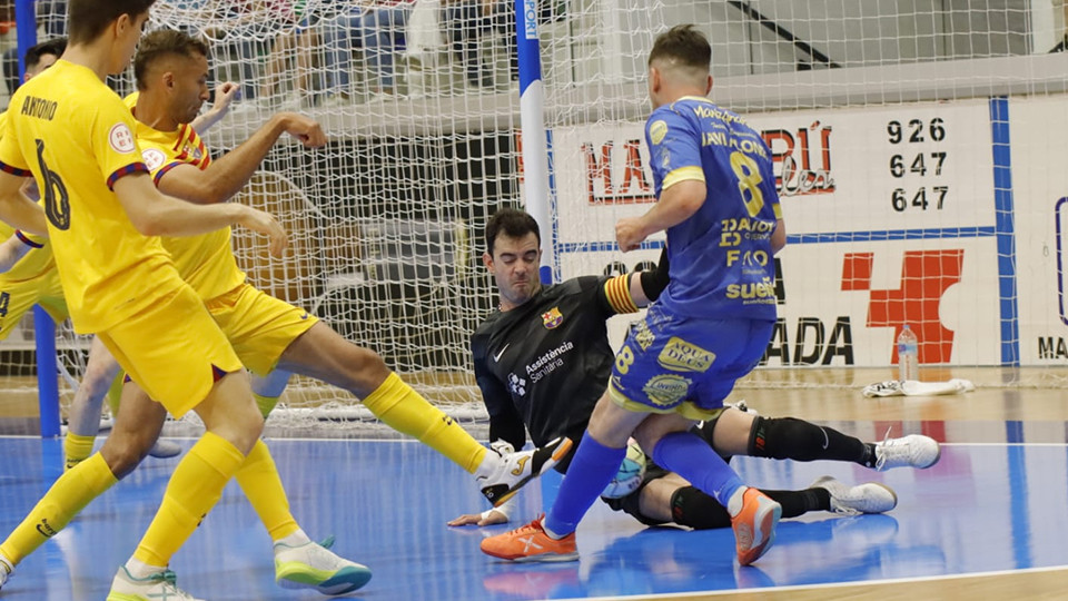 Javi Alonso, del Quesos El Hidalgo Manzanares, golpea el balón ante rivales del Barça