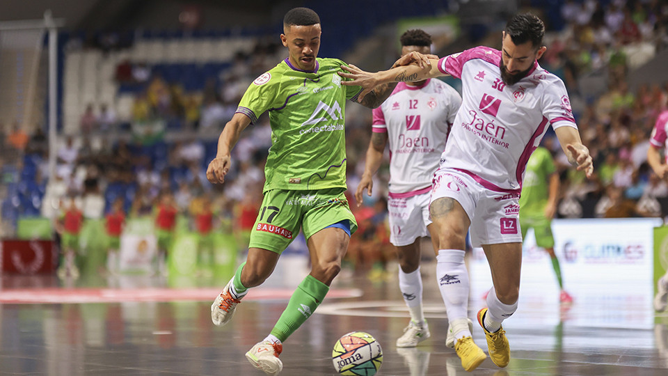 Neguinho, del Mallorca Palma Futsal, ante Taborda, del Jaén FS