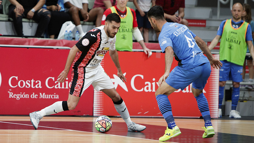 Bruno Taffy, de ElPozo Murcia Costa Cálida, ante Eloy Rojas, del Viña Albali Valdepeñas (Fotografía: Pascu Méndez)