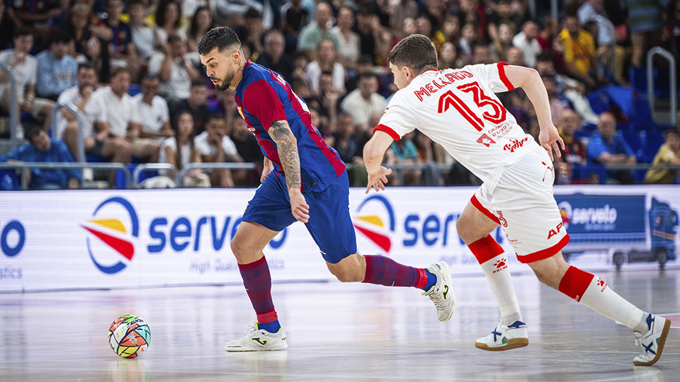 Matheus, del Barça, conduce el balón ante Mellado, del Jimbee Cartagena Costa Cálida